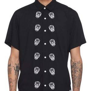 💀💀Hot Topic Embroidered White Skulls Woven Black Mens Shirt